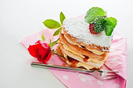 精美的心形摄影照片_“装饰精美的蛋糕，草莓心”