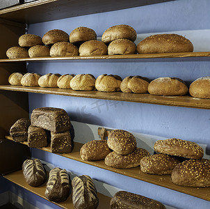 烘焙产品摄影照片_面包和不同类型的烘焙产品