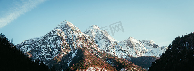 田园诗般的风景与雪山，阿尔卑斯山，奥地利