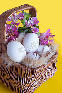 篮子里放着鸡蛋和春天的花朵
