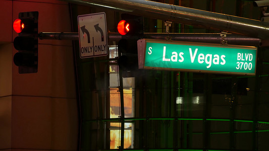 信息交通标志摄影照片_Fabulos 拉斯维加斯，美国罪恶之城 The Strip 上闪闪发光的交通标志。