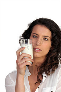 消隐摄影照片_喝一杯牛奶的女人