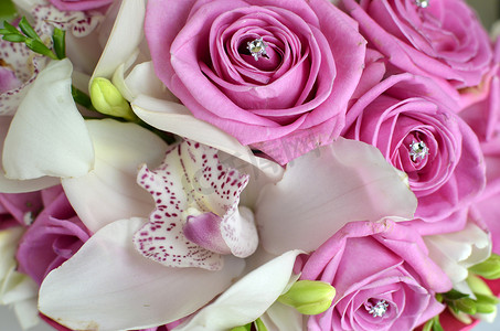 新婚玫瑰摄影照片_粉色玫瑰和白色兰花花束