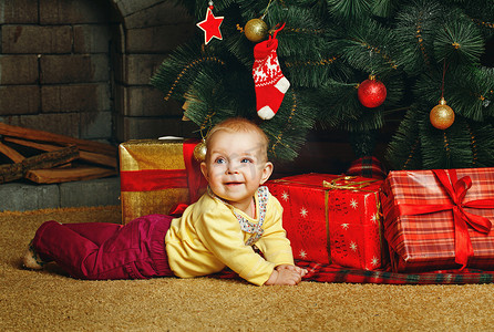 婴儿礼物和圣诞树