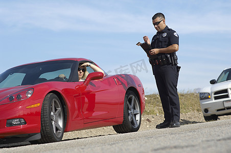 女驾驶跑车执勤交警写罚单的低视角