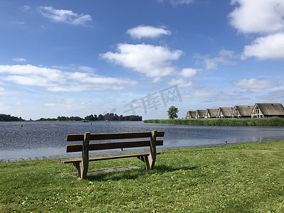 Heeg 湖附近的长凳