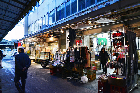东京，日本- 2013 年 11 月 26 日：筑地市场是东京市中心的一个大型鱼类市场。