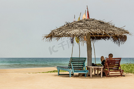 在斯里兰卡的本托塔海滩放松。
