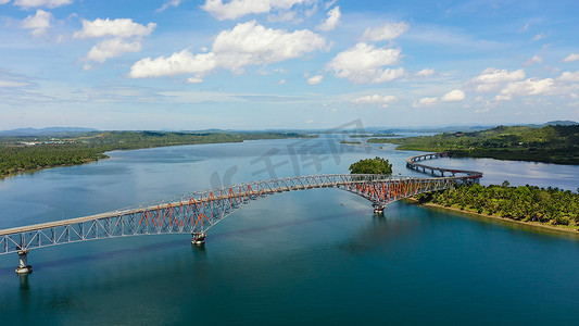 陪伴是最长情的高摄影照片_圣胡安尼科大桥全景，该国最长的桥梁。