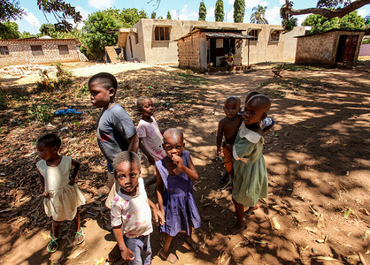 肯尼亚马林迪 — 2015 年 4 月 6 日：一群不知名的小孩，s
