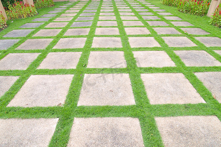 补片摄影照片_美丽的草地砖在花园里走道