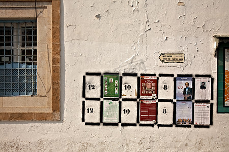 投票海报摄影照片_在突尼斯的墙上张贴选举海报