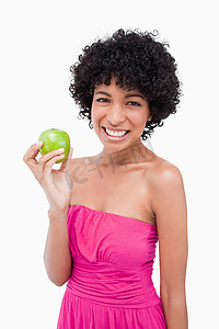 年轻女子拿着美丽的青苹果时喜气洋洋
