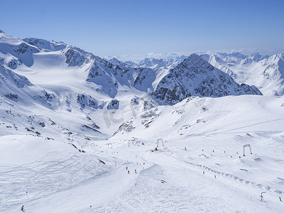 冬季景观，雪覆盖的山坡和滑雪道，滑雪者在滑雪胜地 Stubai Gletscher、Stubaital、蒂罗尔、奥地利阿尔卑斯山享受春天阳光明媚的日子