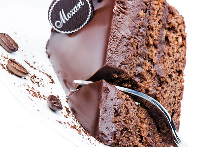 白盘子里的一块巧克力蛋糕