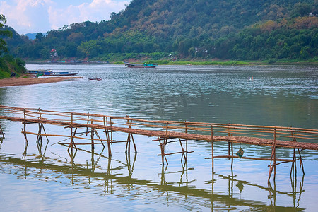 东南亚风光摄影照片_南康河上的竹桥，在老挝普拉邦琅勃拉邦与湄公河交汇处。