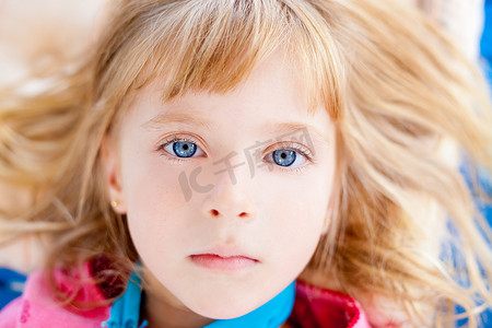儿童躺着摄影照片_躺着的美丽金发蓝眼睛女孩