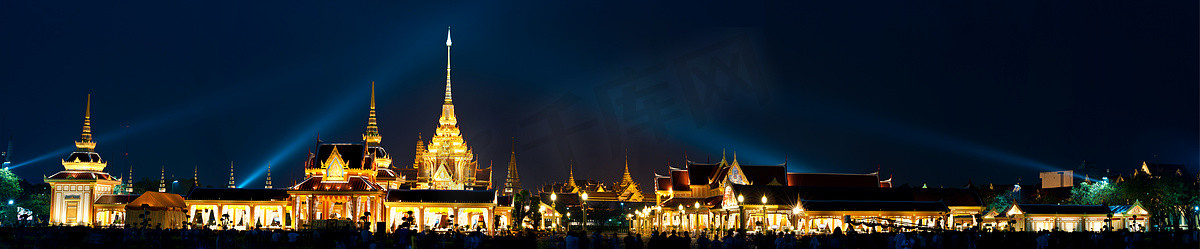 “THAILAND-APRIL 8：泰国人参观了 2012 年 4 月 8 日在泰国 Sanam luang 举行的 Bejaratana 公主殿下的皇家火葬仪式”