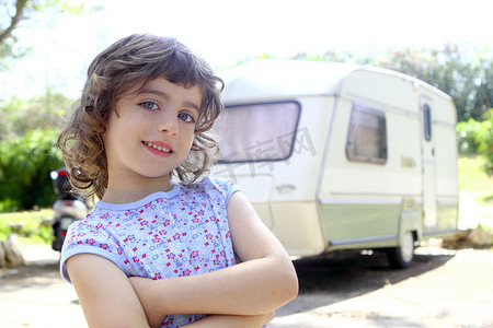 小女孩摆出大篷车野营假期