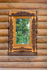 屋里的装饰摄影照片_木屋里有木楣的窗户