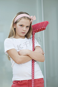 拿着扫帚的愤怒女孩的画像