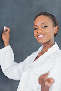 老师微笑着在黑板上写字