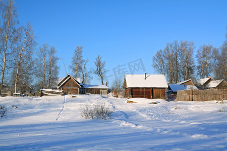 雪中小屋摄影照片_海岸河雪中的建筑物