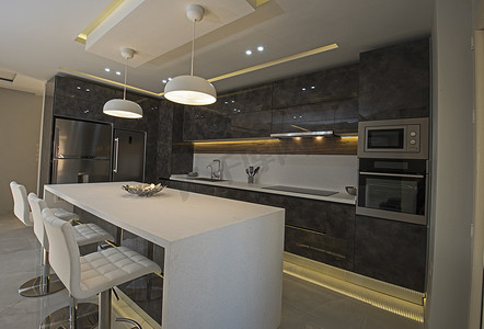 豪华公寓的现代厨房设计