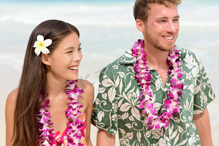 穿着 Aloha 夏威夷衬衫的快乐夏威夷海滩情侣