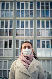 感染摄影照片_一个戴着面具的女孩在街上的镜头。