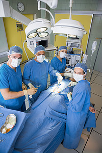 代运营摄影照片_手术团队在手术过程中看着相机