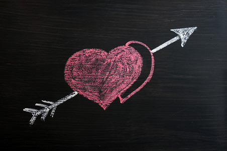 爱与黑板上的丘比特箭的心