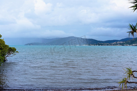 夏季暴雨摄影照片_暴雨隔海而来