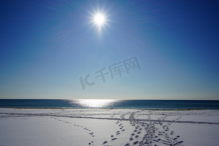 背景阳光沙滩摄影照片_海景，沙滩在雪地里，阳光明媚