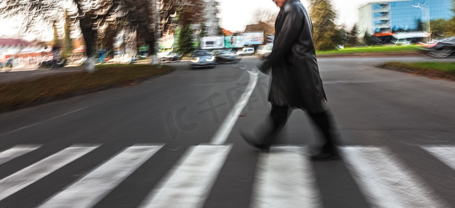 老人在人行横道过马路