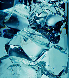 冰块后蓝色水中形成气泡的背景