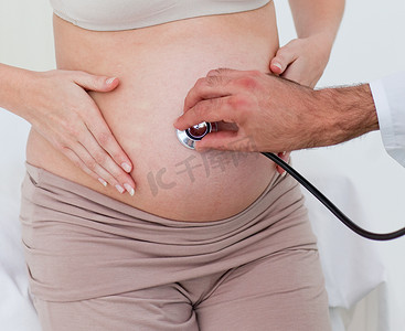 她的妇科医生检查的一名孕妇的特写镜头