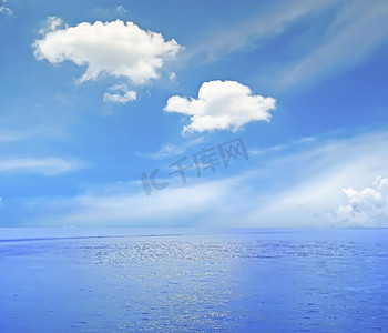 大海和天空背景图片