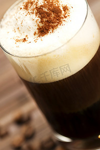 柔和地聚焦于加可可粉的浓缩咖啡的奶泡