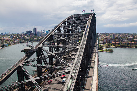 有桥梁结构的悉尼港口在前景