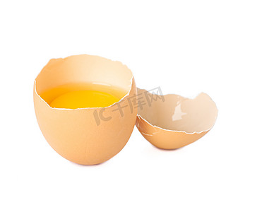 半个破碎的鸡蛋，蛋黄在白色背景下分离