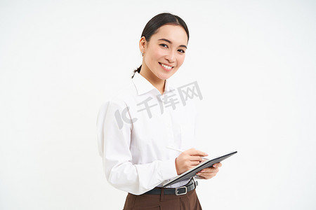 美丽的亚洲女性，拥有数字平板电脑的企业家，从事商业项目，主持会议并查看设备上的笔记，白色背景