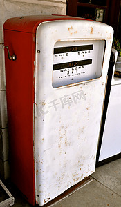 燃气泵摄影照片_古董加油机