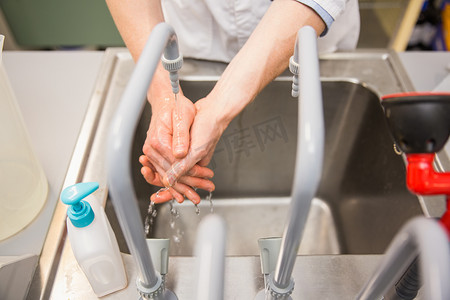 水槽洗手摄影照片_药剂师在水槽洗手