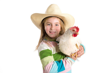 金发碧眼的小女孩农夫抱着白母鸡