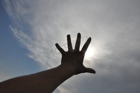 手在天空
