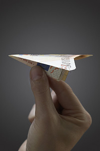 拿着纸飞机的人用 50 欧元纸币手特写