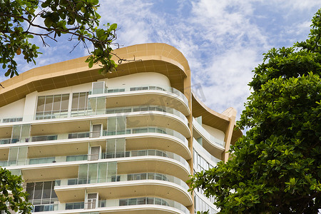 酒店外部摄影照片_“现代酒店，海滩旁的公寓。”
