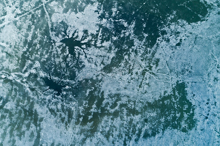 用冰盖的结冰的湖纹理。