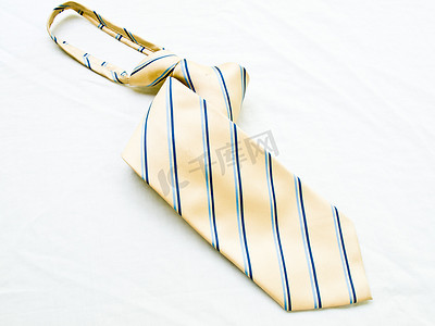 白色 backgr 上孤立的卷起条纹黄色和蓝色领带